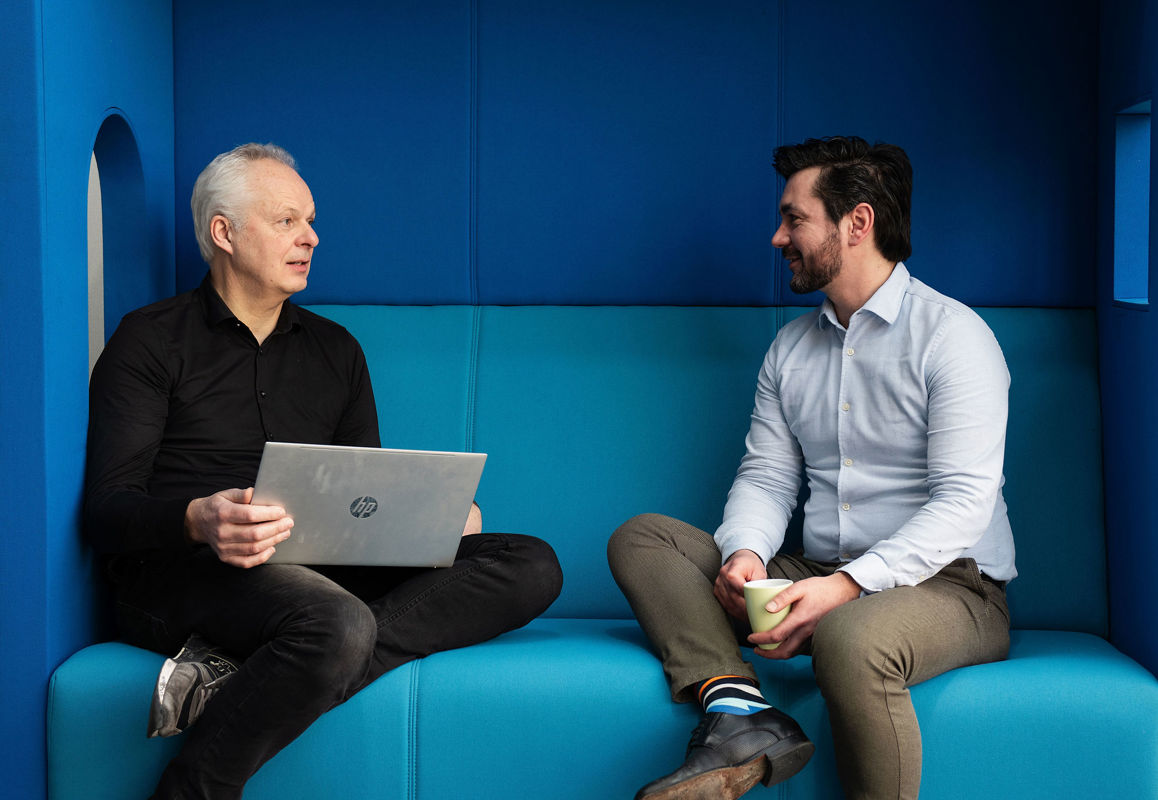 HB Software twee collega's in overleg blauwe bank