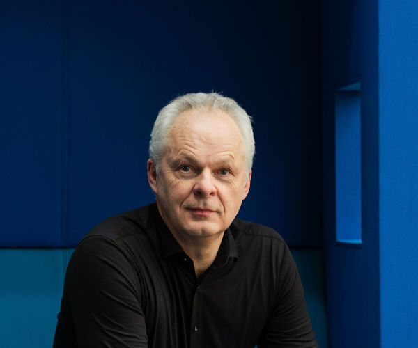 HB Software portret op de bank