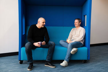 HB Software overleg op de bank